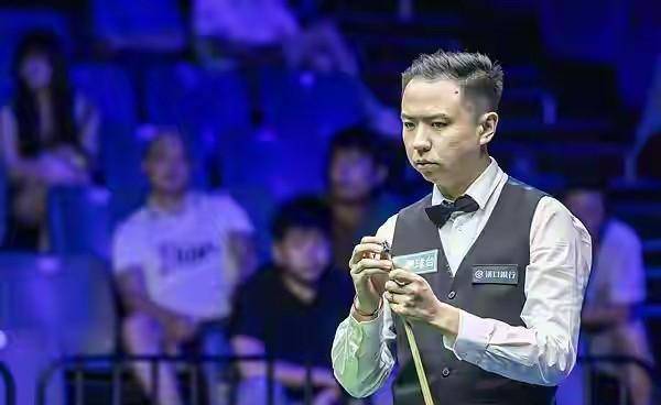 强森, 的比分击败